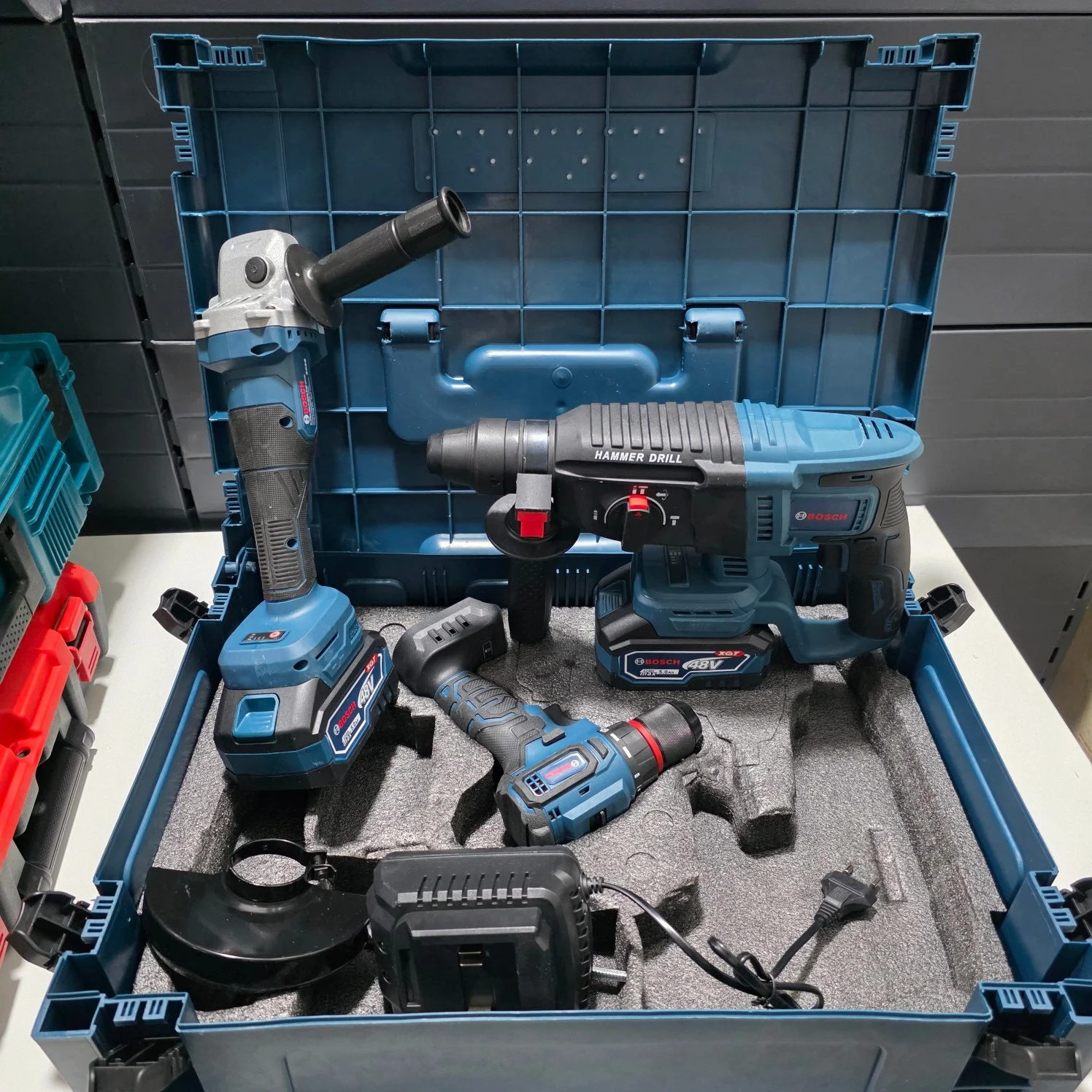 Kit outillage a batterie 3pcs avec 2 batterie bosch copie